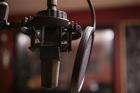 Intelligenza artificiale alla ribalta: oltre 40.000 audiolibri narrati da voci sintetiche su Audible