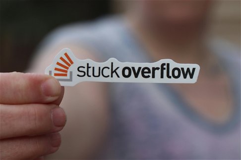 Stack Overflow alimenta l'AI con le risposte dei programmatori, volenti o nolenti