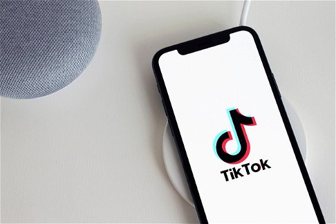 TikTok sfida le IA: nuova tecnologia per riconoscere contenuti generati artificialmente