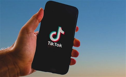 Tiktok sperimenta risultati di ricerca generati dall'intelligenza artificiale