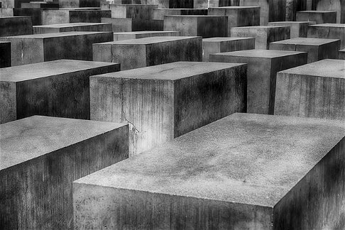 UK introduce l'AI per dialogare con i sopravvissuti all'Olocausto: un ponte tra memoria e tecnologia