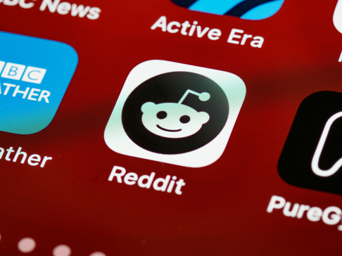 Reddit blocca motori di ricerca e IA, ma non tutti