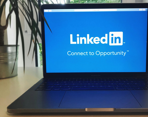 LinkedIn addestra l'IA sui dati degli utenti